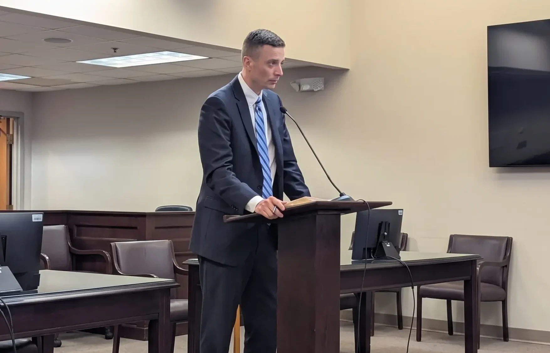 Scott Iseman at the lectern in a New York courtroom